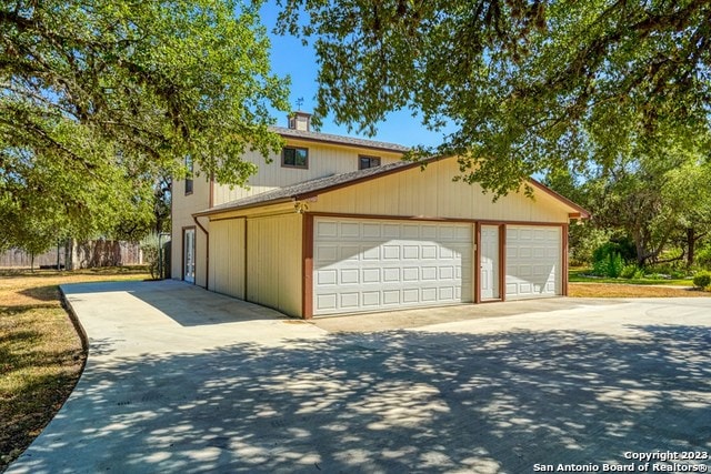 view of front property featuring a garage