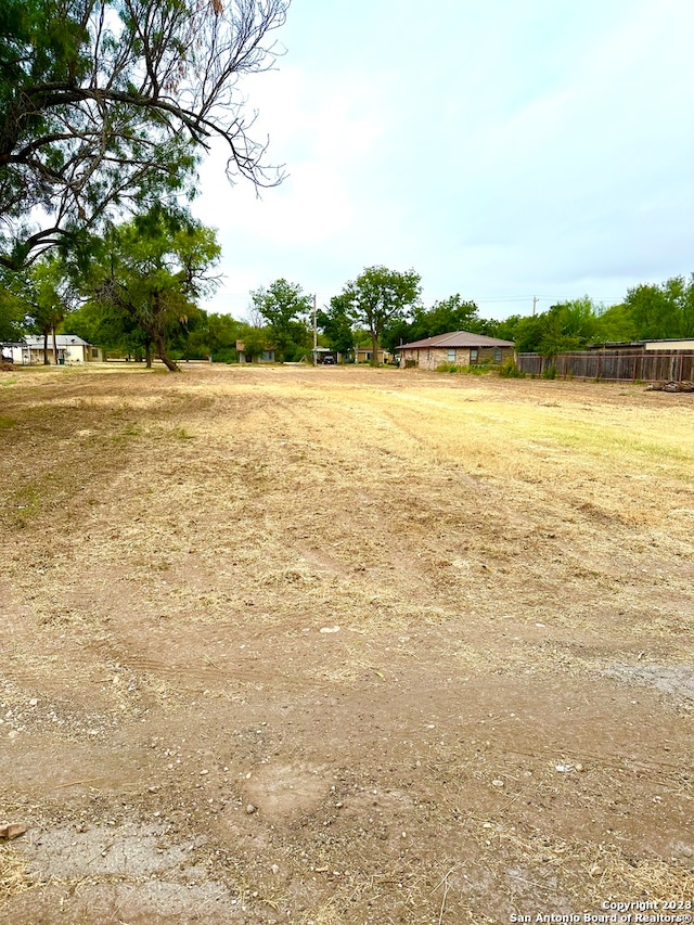 Listing photo 2 for 252 Prairie St, Uvalde TX 78801