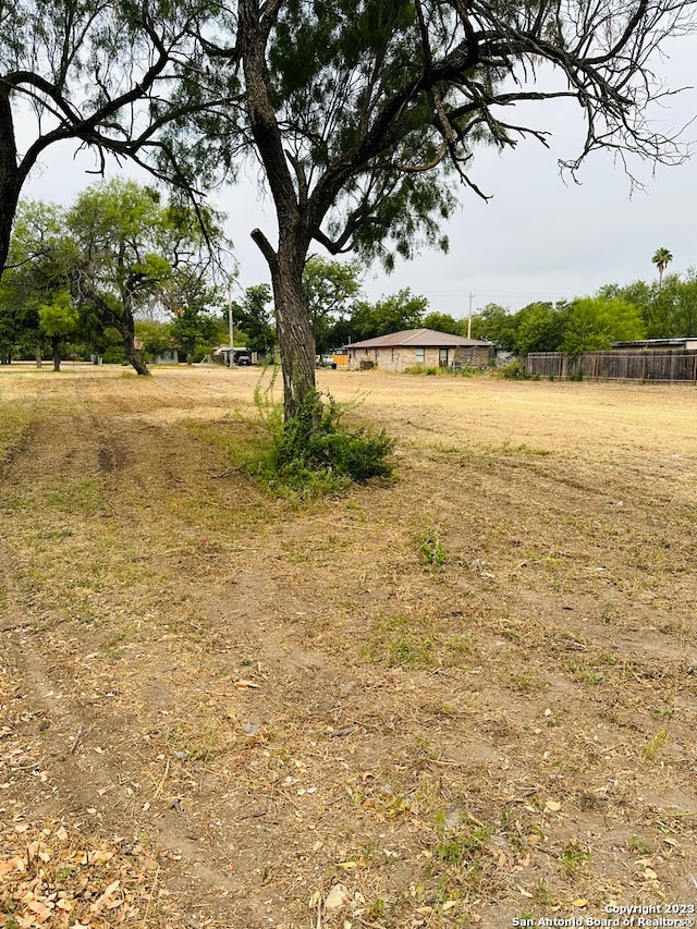 Listing photo 3 for 252 Prairie St, Uvalde TX 78801