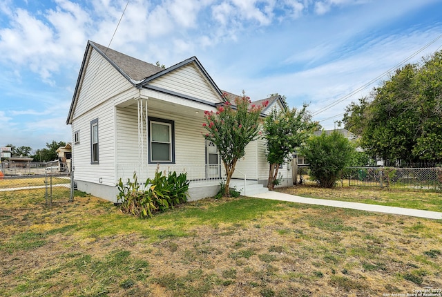 view of front facade with a front yard