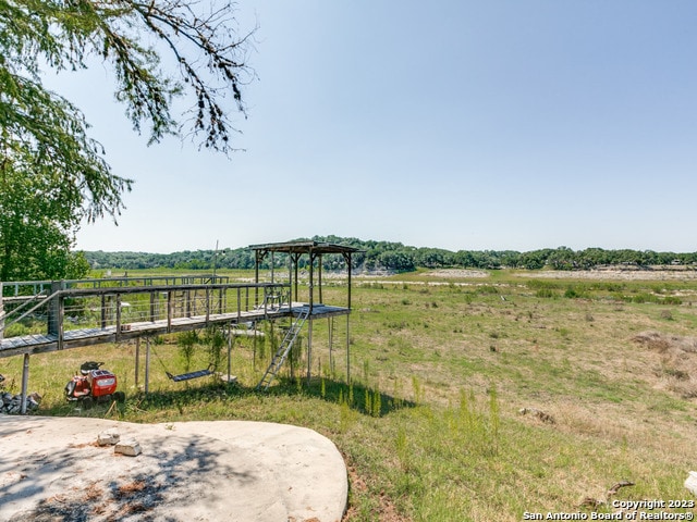 view of yard featuring a rural view