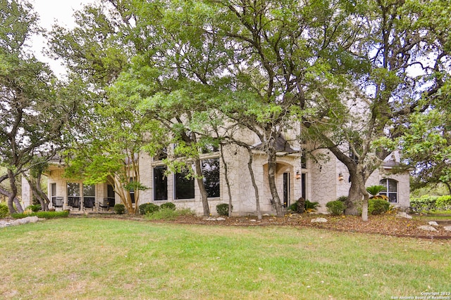 view of front facade with a front lawn