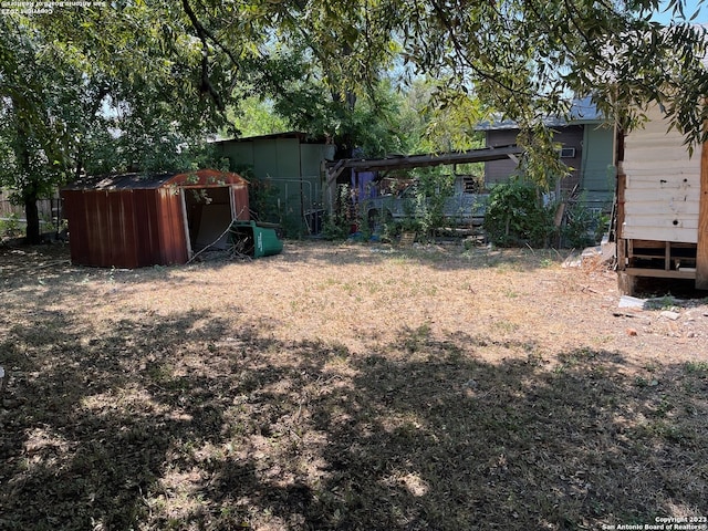 view of yard with a storage unit