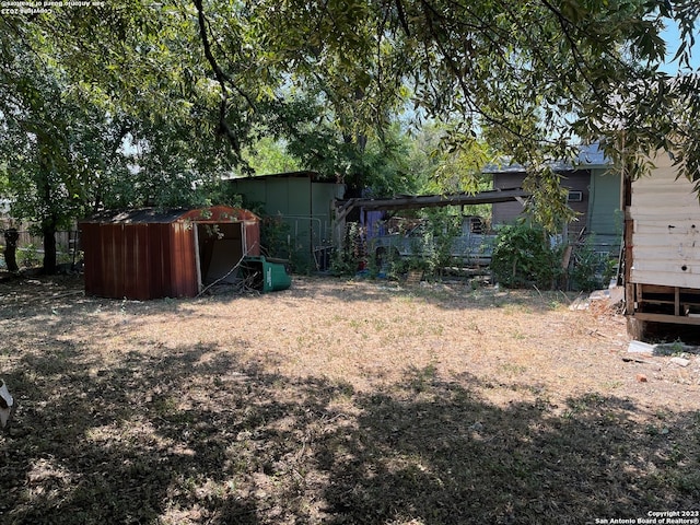 view of yard featuring a storage unit