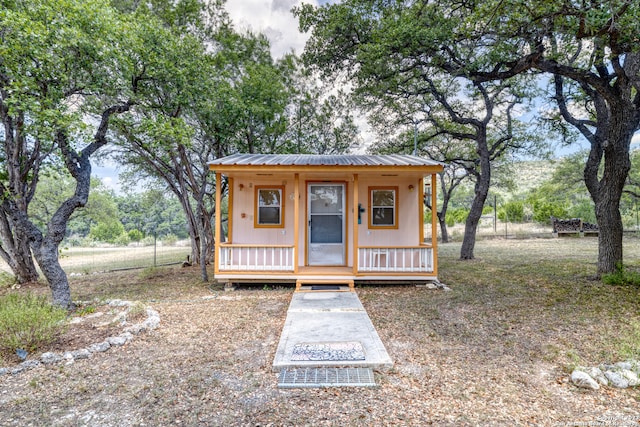 view of front of house with an outdoor structure