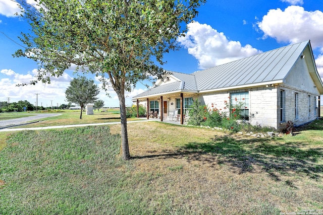 view of front of property featuring a front yard