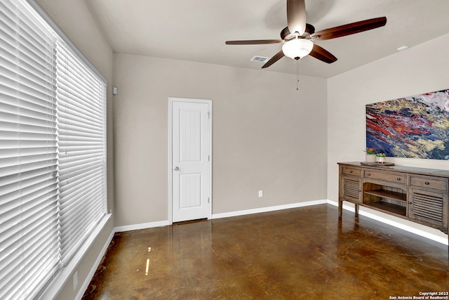 unfurnished bedroom featuring ceiling fan