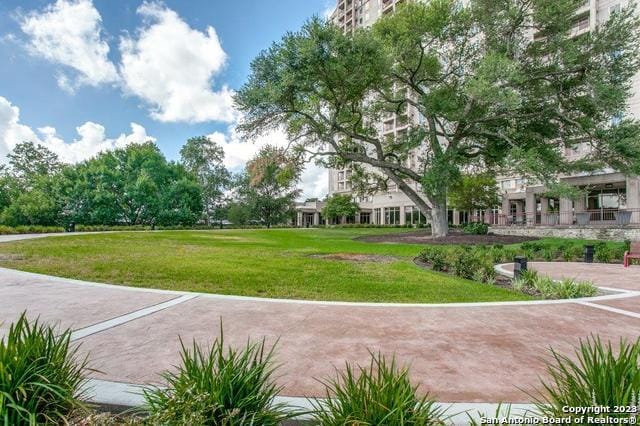 view of property's community featuring a lawn