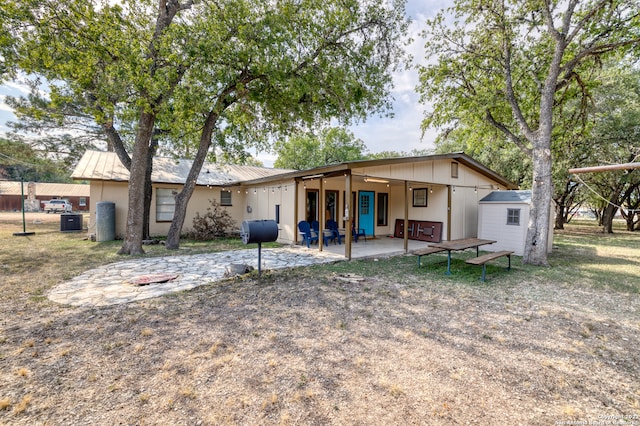 view of front of property featuring a patio area