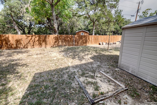 view of yard with a storage shed