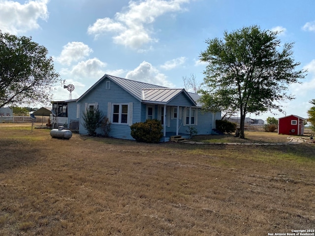 view of front facade featuring a front lawn