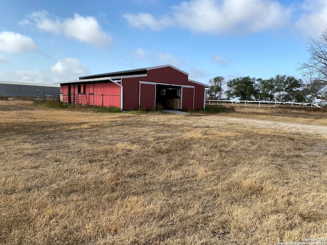 view of yard featuring an outdoor structure