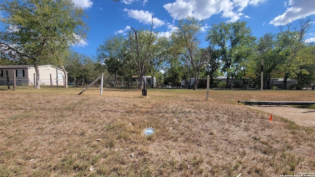 Listing photo 2 for 304 E Hunt St, Pleasanton TX 78064