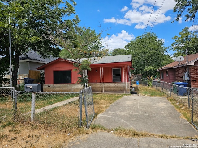 view of front of house featuring a front yard