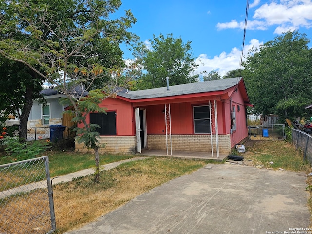 view of front facade featuring a front yard