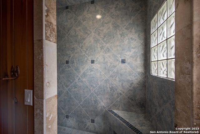 bathroom featuring tiled shower