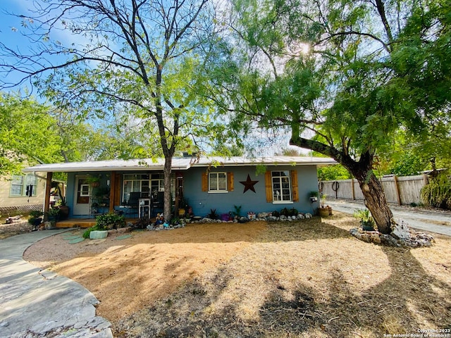 single story home with covered porch