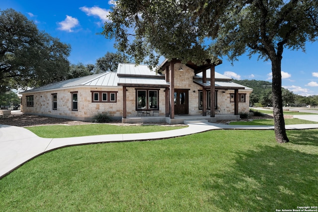 view of front facade with a front yard