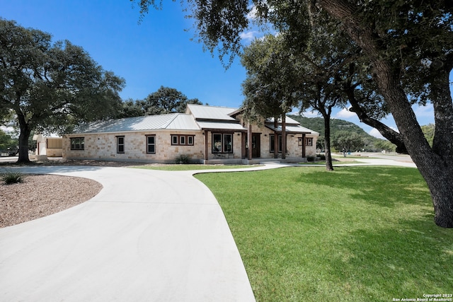 view of front of property featuring a front lawn