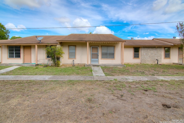 single story home featuring a front lawn