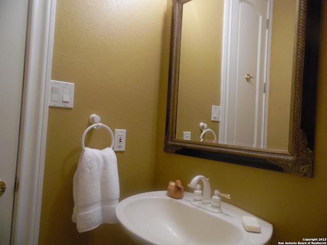 bathroom featuring sink