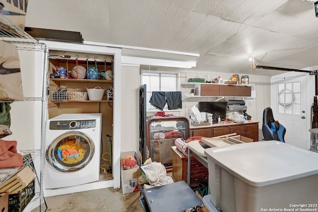 storage room with washer / clothes dryer