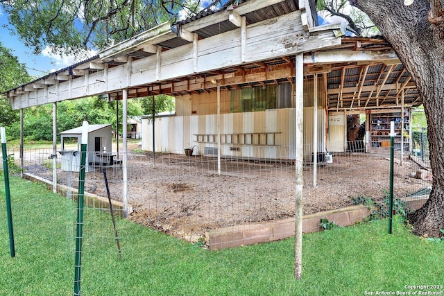 exterior space featuring an outdoor structure and a yard