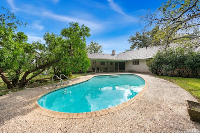 view of swimming pool featuring a patio