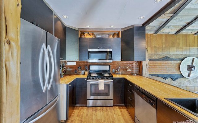 kitchen featuring light hardwood / wood-style flooring, sink, tasteful backsplash, and stainless steel appliances