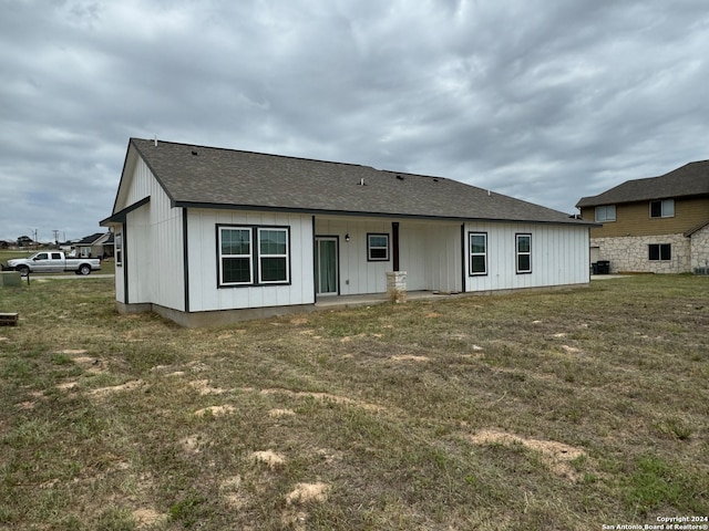 back of house featuring a yard