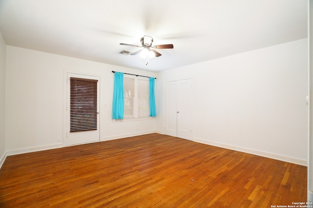 empty room featuring dark hardwood / wood-style floors and ceiling fan