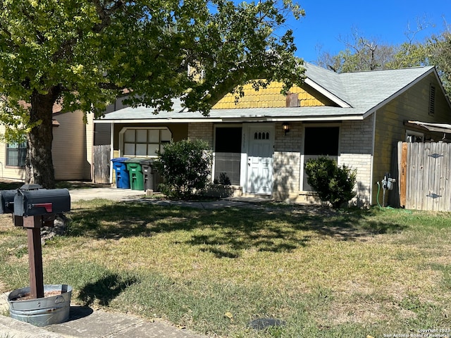 view of front of property featuring a front lawn