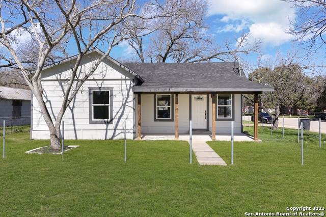 view of front of home with a front lawn