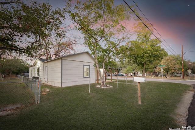 view of yard at dusk