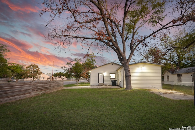 view of yard at dusk