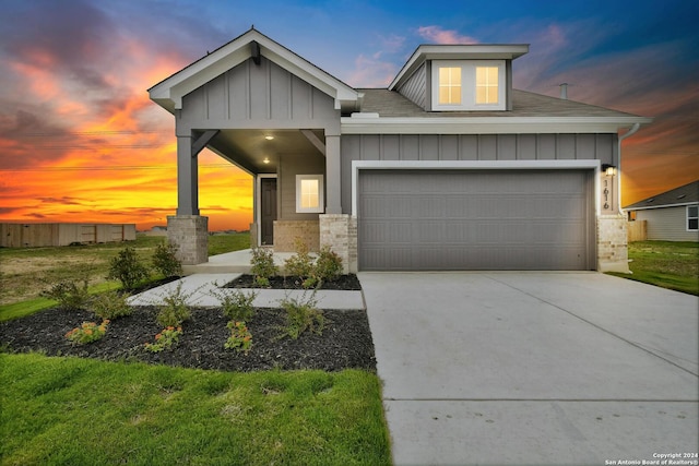 view of front of house featuring a lawn