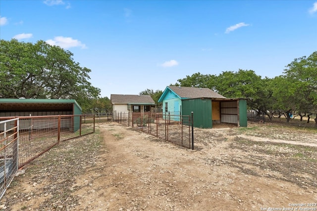 view of yard with an outdoor structure