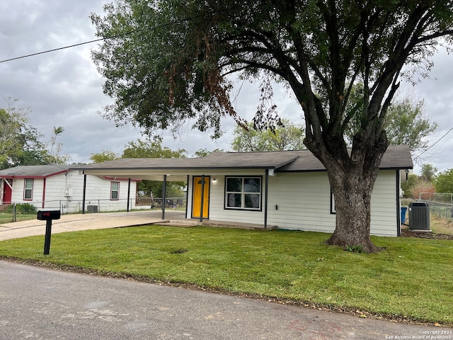 view of front facade featuring a carport, central air condition unit, and a front lawn