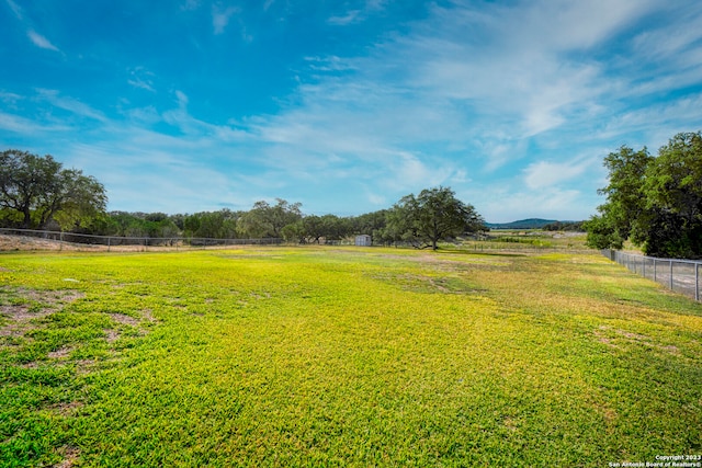 view of yard featuring a rural view