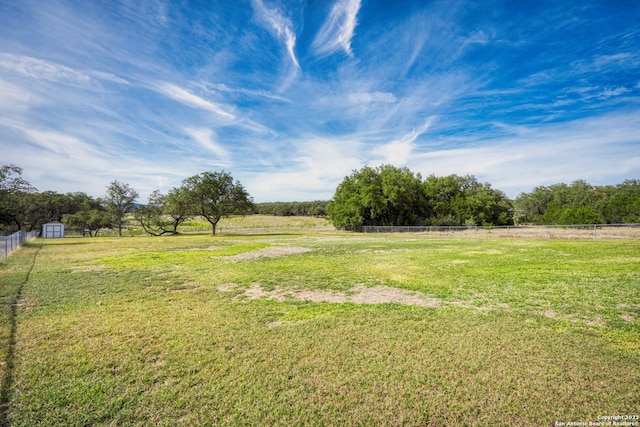 view of yard featuring a rural view