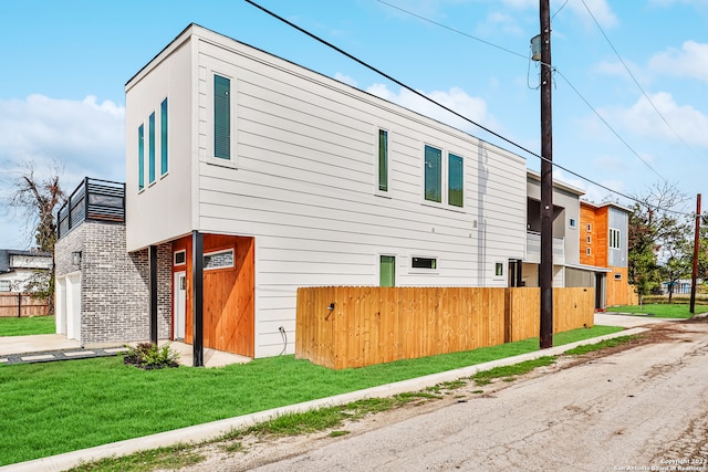 view of front of house with a front lawn and a garage