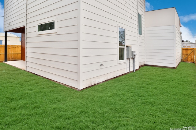 view of side of property featuring a lawn