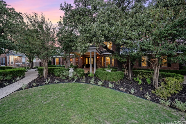 view of front of home featuring a lawn