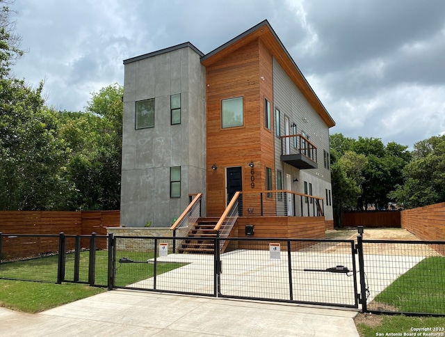 contemporary house with a front yard