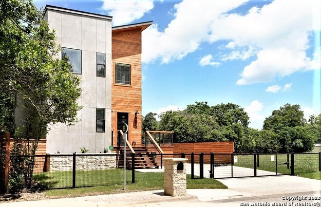 view of front of house featuring a front yard