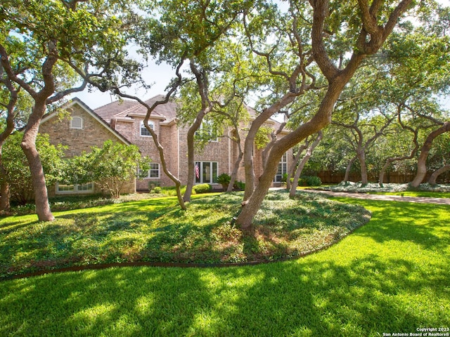 view of front of house featuring a front lawn