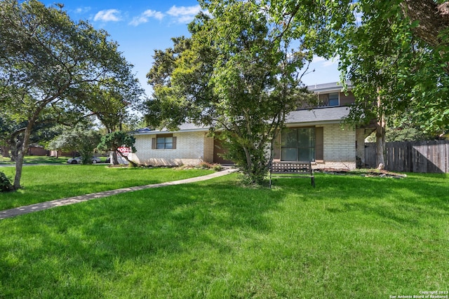 view of front of property featuring a front yard