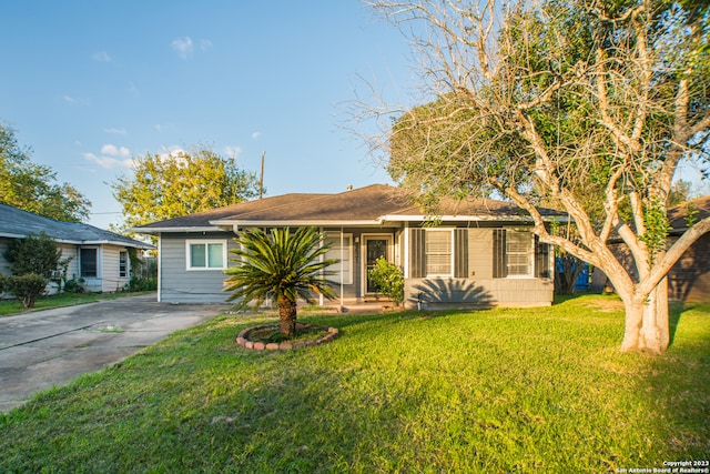 single story home featuring a front lawn