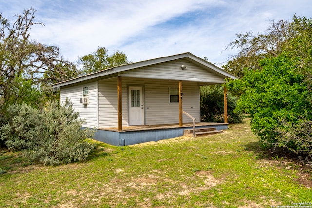 view of front facade featuring a front lawn and covered porch