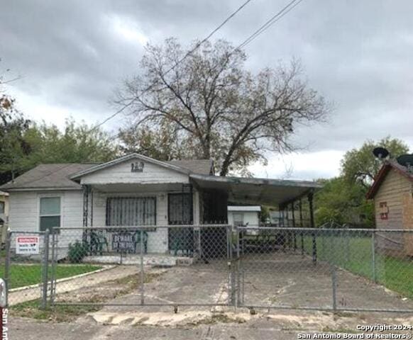 view of front of home featuring a fenced front yard and an attached carport